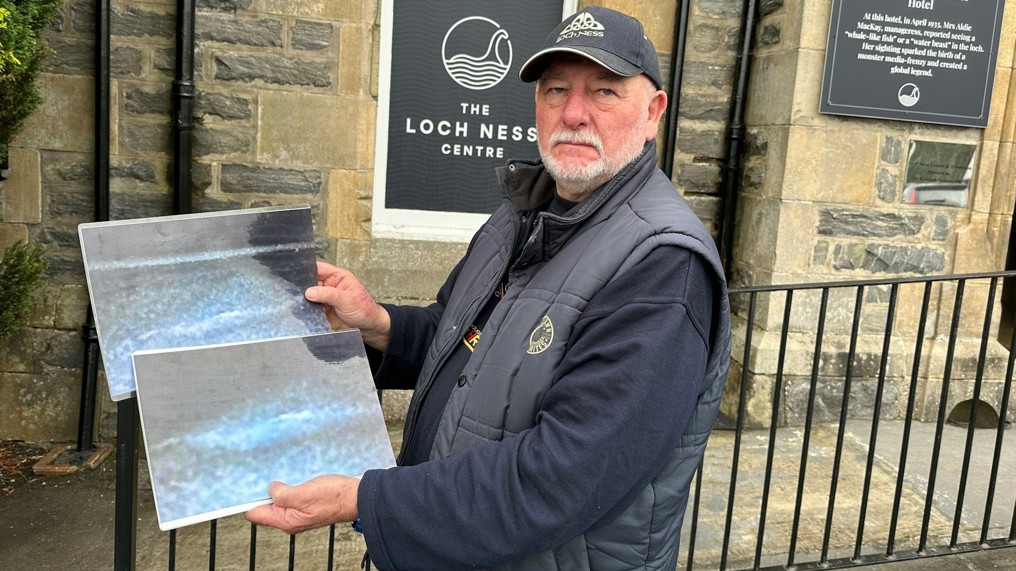 Willie Cameron zeigt Fotos seiner Sichtung eines unbekannten tierischen Wesens im Loch Ness.