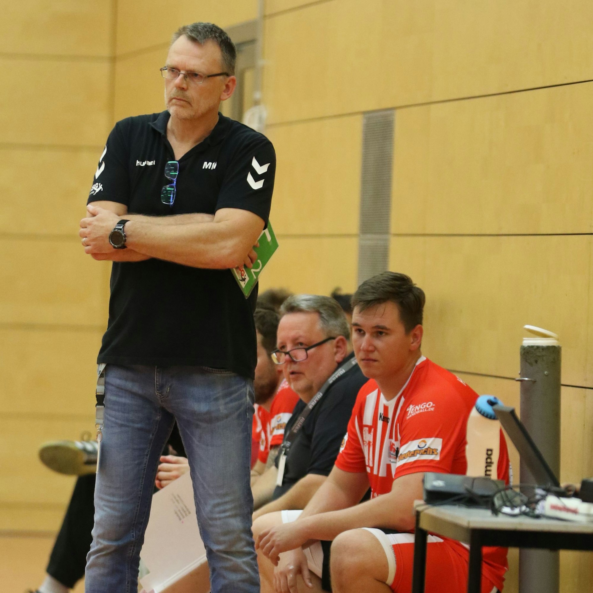 Mirco Matheis steht vor der Ersatzbank.