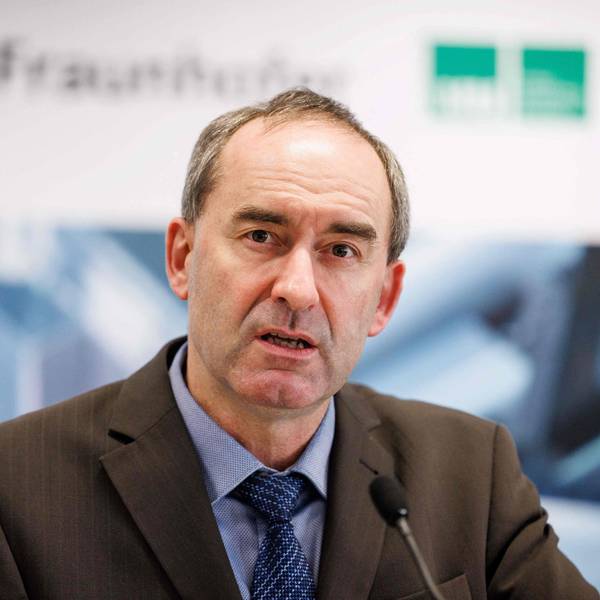 Der bayerische Vize-Ministerpräsident Hubert Aiwanger (Freie Wähler) blickt bei einem Interviewtermin in die Kamera.