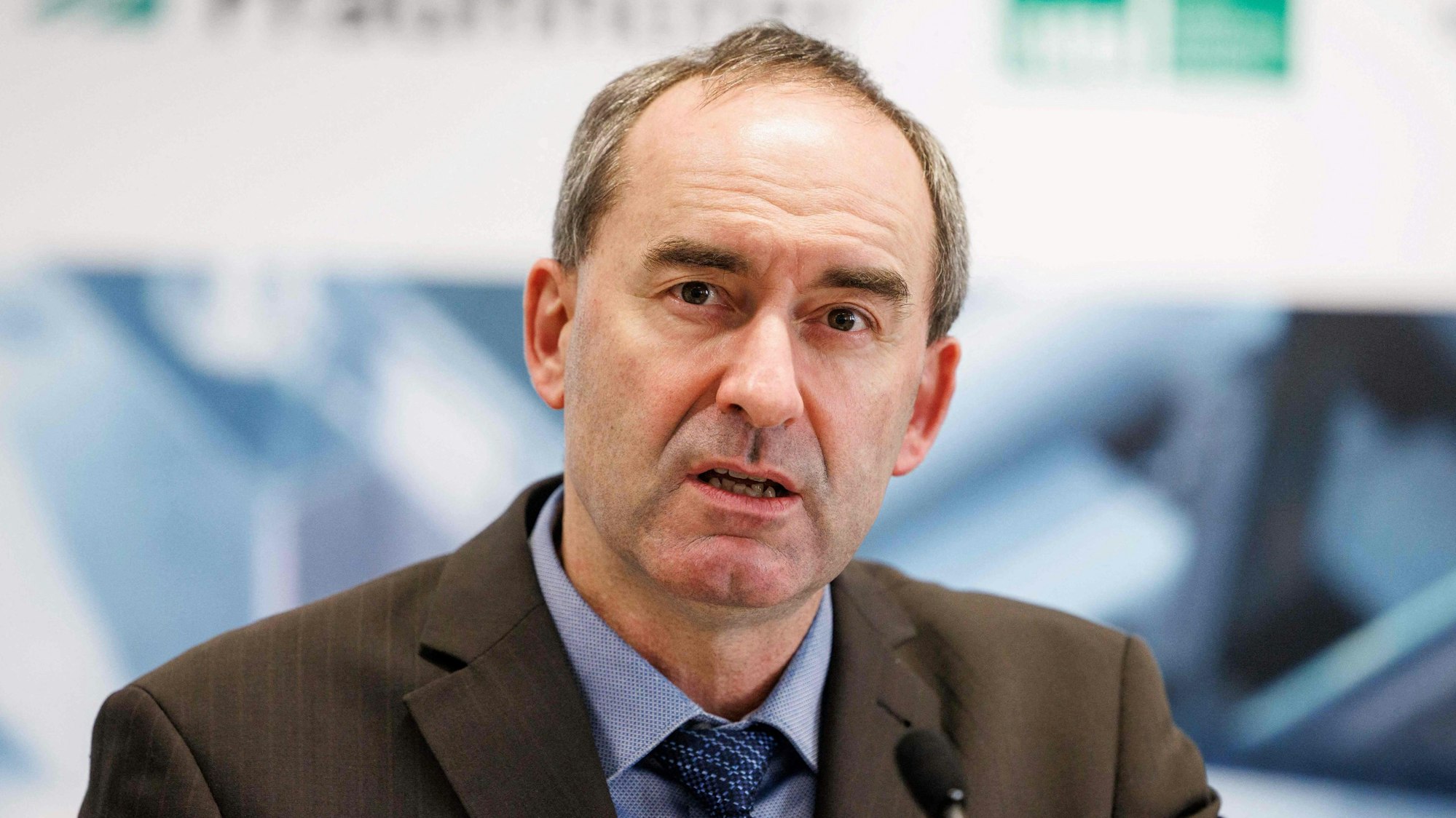 Der bayerische Vize-Ministerpräsident Hubert Aiwanger (Freie Wähler) blickt bei einem Interviewtermin in die Kamera.