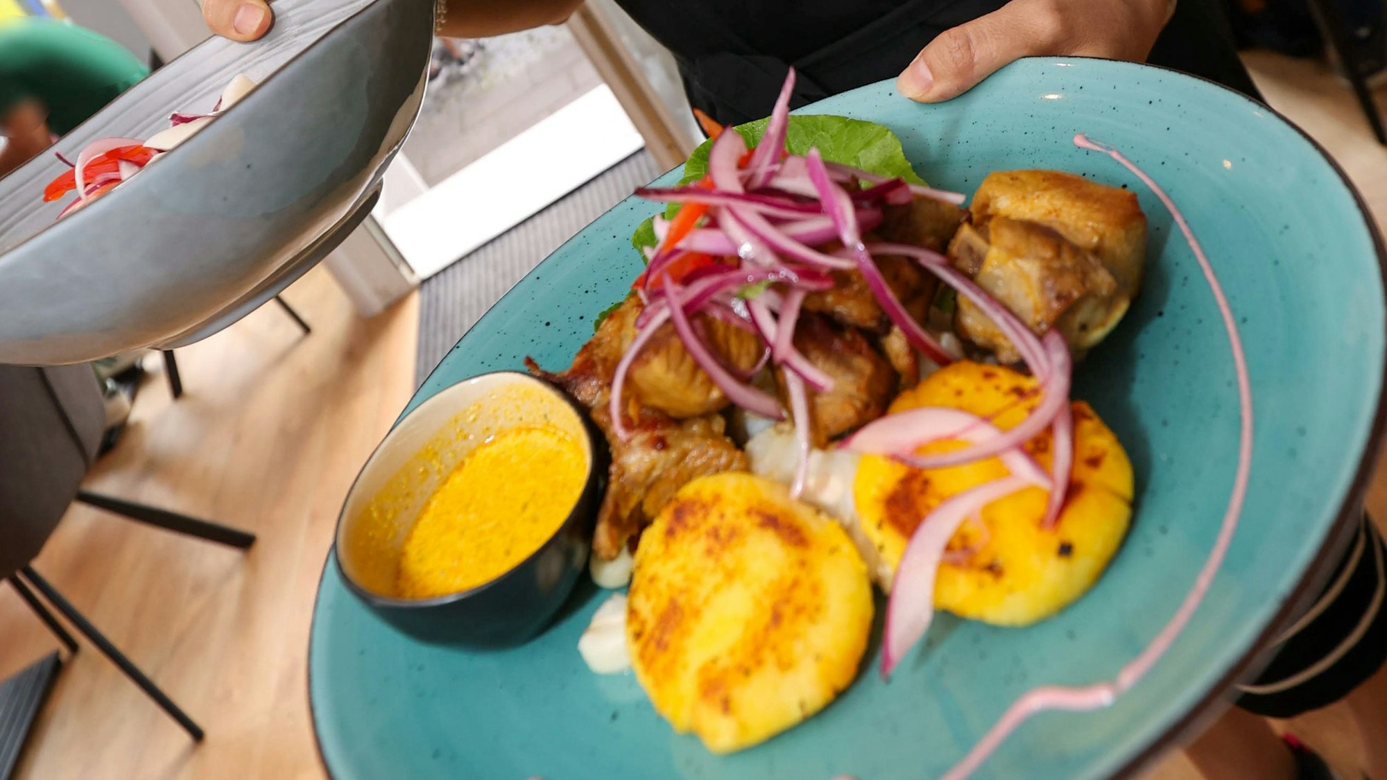 Spezialitäten aus Peru und Ecuador auf einem Teller im Restaurant Inti in Bonn-Zentrum.