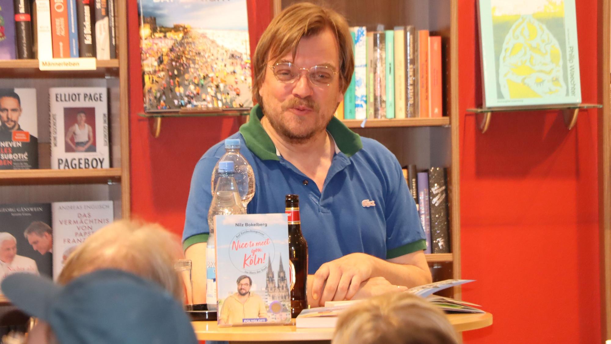 Auf dem Foto ist Nilz Bokelberg zu sehen. Er stellte in Brühl sein Buch über Köln vor.