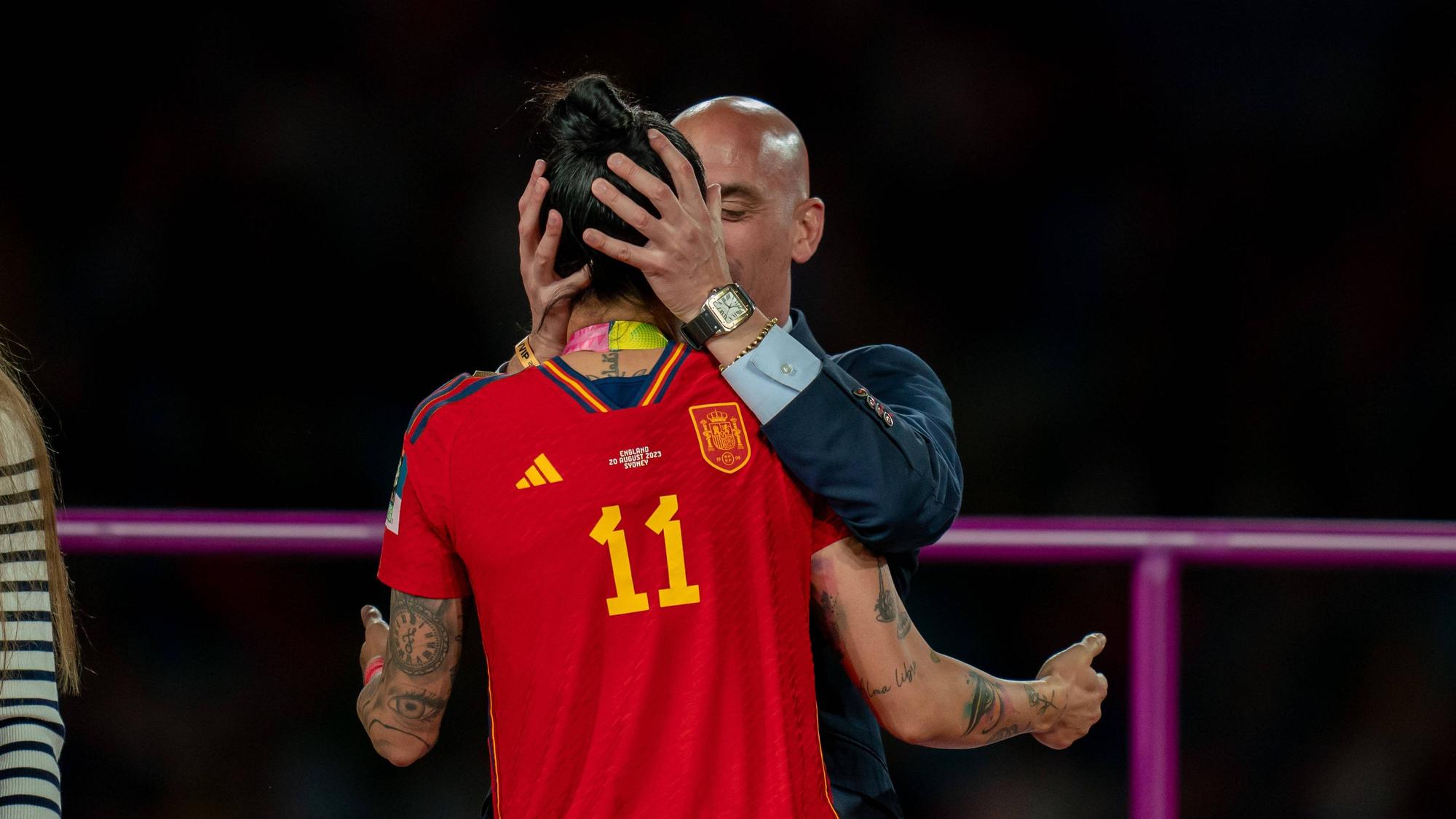Der Kuss des Anstoßes: Bei der Siegerehrung zur Fußball-WM in Sydney, Australien, am 20. August.