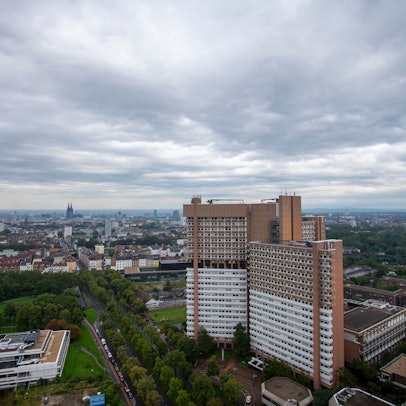 Der Blick vom Uni-Center aus auf das Jutsizzentrum in Sülz.