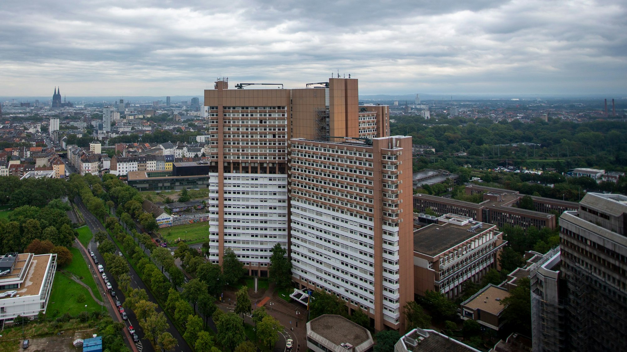 Der Blick vom Uni-Center aus auf das Jutsizzentrum in Sülz.