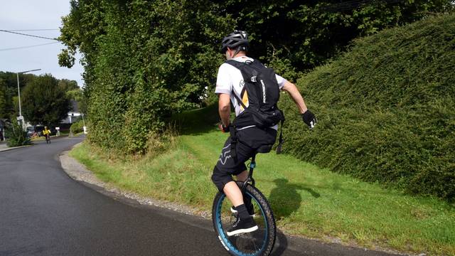 Sogar auf nur einem Rad waren manche der Teilnehmenden am Autofreien Sonntag in der Stadt Waldbröl und ihrer Nachbargemeinde Nümbrecht unterwegs. Hier sieht man einen Einradfahrer in der Nähe der Waldbröler Ortschaft Hahn.