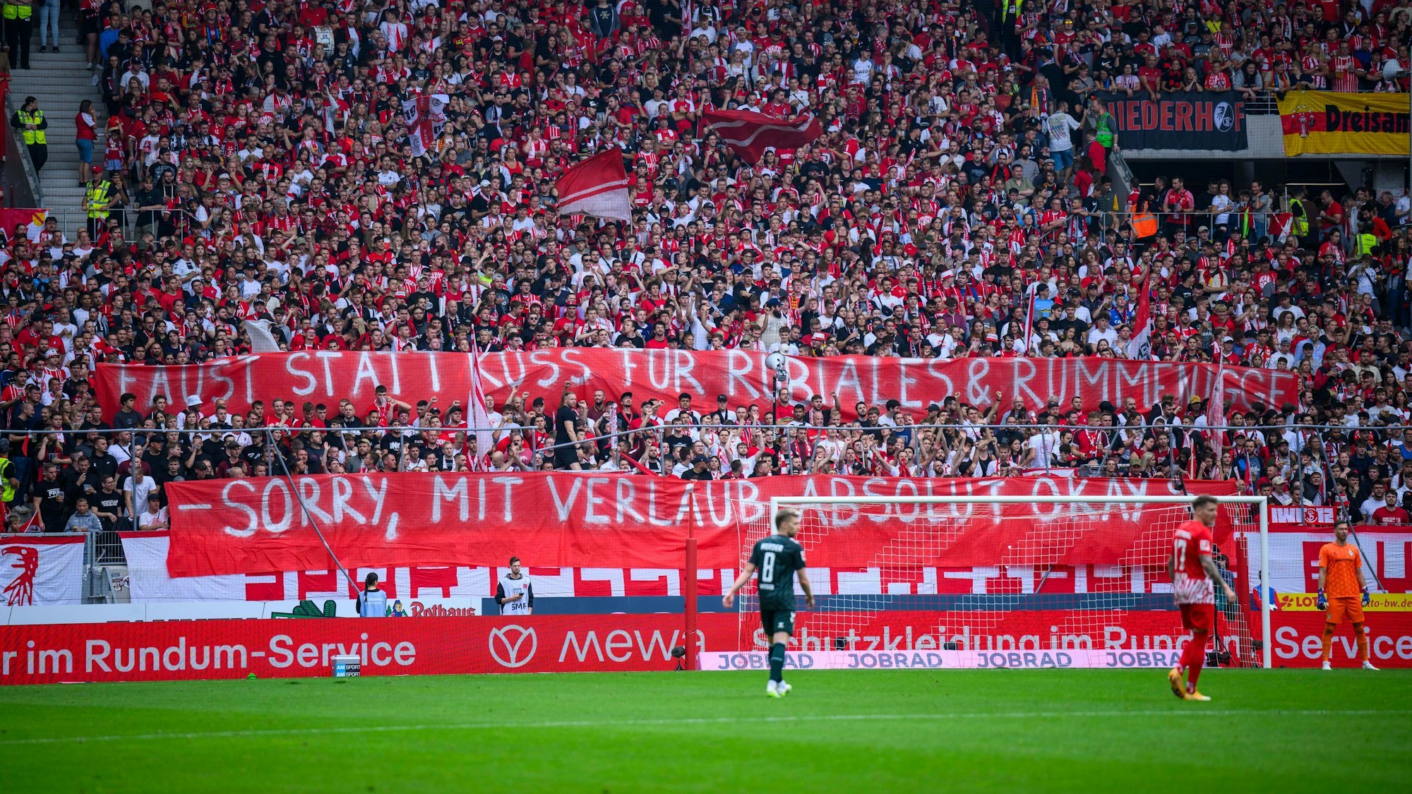Ein Fan-Transparent am Wochenende beim Bundesliga-Spiel in Freiburg zeigt die Aufschrift: „Faust statt Kuss für Rubiales & Rummenigge - Sorry, mit Verlaub absolut okay“.