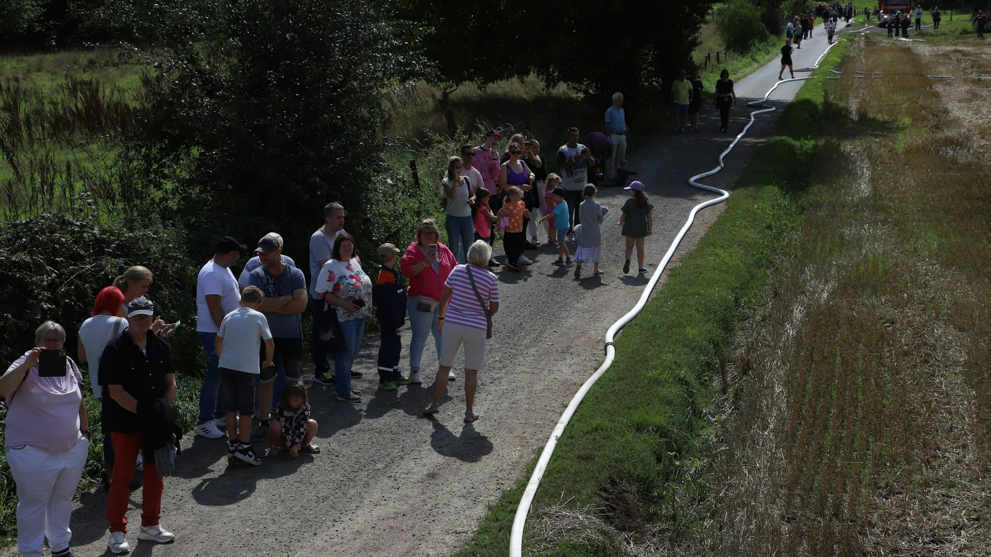 Die Jugendfeuerwehren der Troisdorfer Feuerwehr probten bei einer Großübung den Ernstfall und die Wasserversorgung über lange Wegstrecken. Viele Eltern und Großeltern beobachteten voller Stolz die Übung.