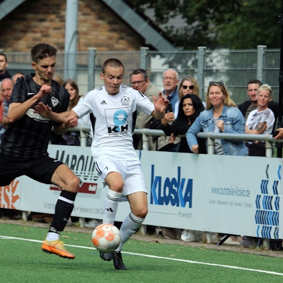 Mit einem Derby starten die JSG Erft und der SV Nierfeld am Sonntag. Im Hinspiel duellierten sich Tom Neukirch und Oleksandr Chornyi vor den Augen der Zuschauer.