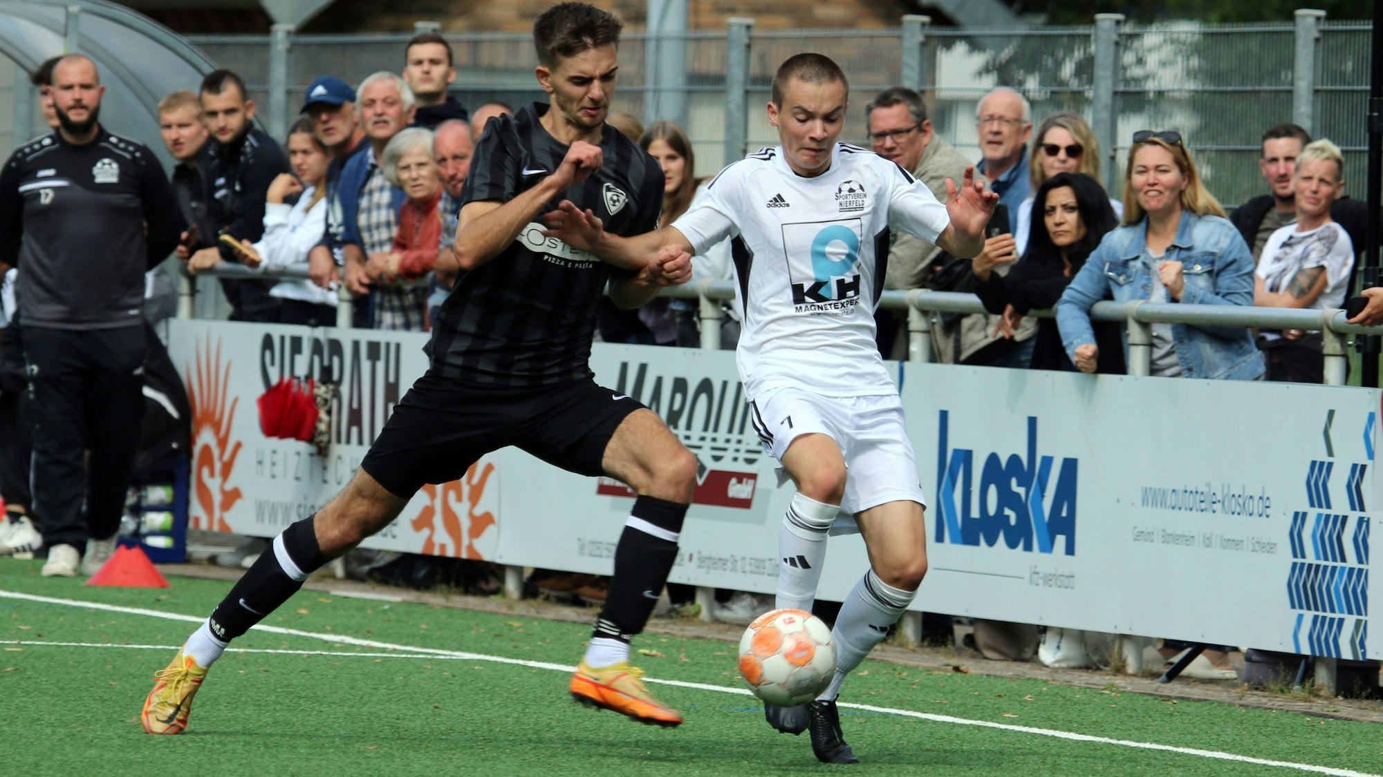 Mit einem Derby starten die JSG Erft und der SV Nierfeld am Sonntag. Im Hinspiel duellierten sich Tom Neukirch und Oleksandr Chornyi vor den Augen der Zuschauer.