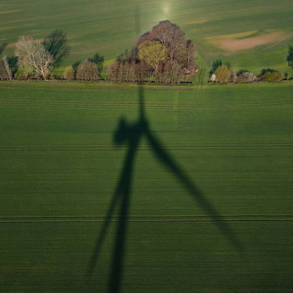 Der Schatten einer Windenergieanlage ist auf einem Feld im Landkreis Oder-Spree zu sehen (Luftaufnahme mit einer Drohne).