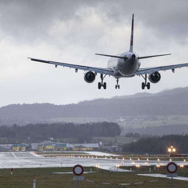 Ein Flugzeug landet während eines Sturms am Flughafen Zürich.(Symbolbild)