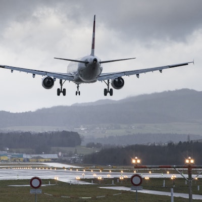 Ein Flugzeug landet während eines Sturms am Flughafen Zürich.(Symbolbild)