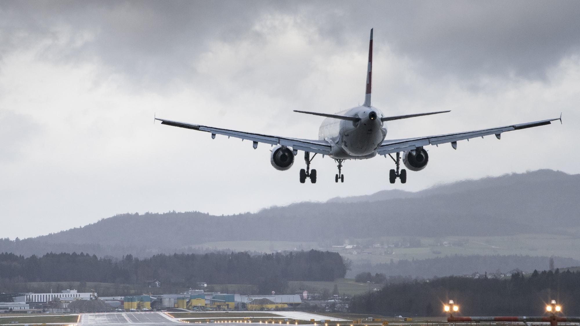 Ein Flugzeug landet während eines Sturms am Flughafen Zürich.(Symbolbild)
