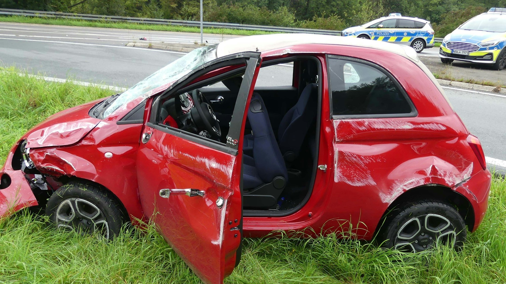 Das Auto des mutmaßlichen Verursachers wurde bei dem Unfall in Höhe der Reichshofer Ortschaft Pochwerk am Freitagnachmittag durch den Aufprall und den folgenden Überschlag stark beschädigt.