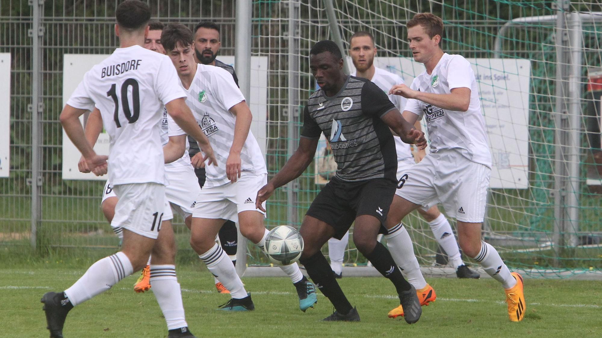 Moritz Müller (rechts) und Niederkassels Aloy Ihenacho