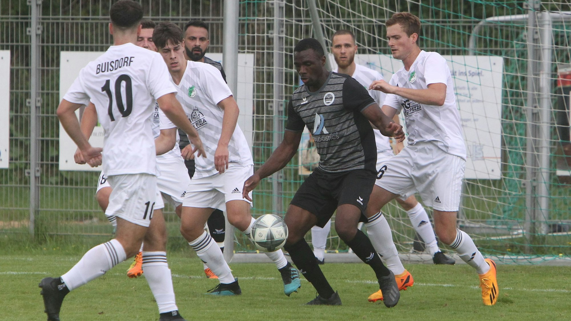 Moritz Müller (rechts) und Niederkassels Aloy Ihenacho