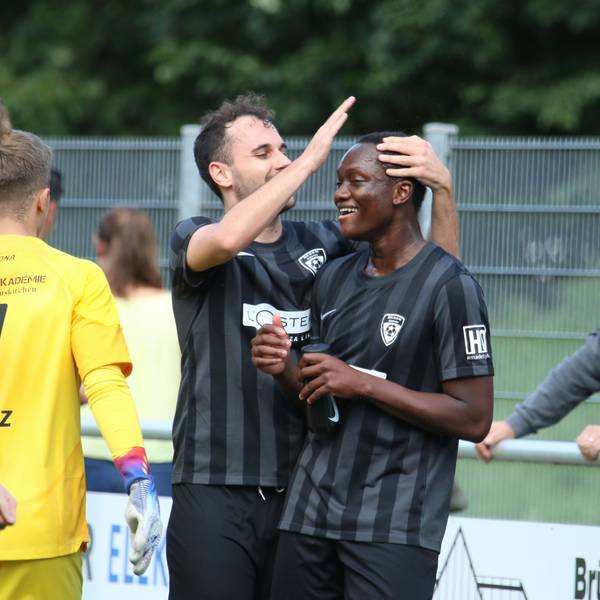 Ein Euskirchener Spieler haut Prince Yoka mit der flache Hand gegen die Stirn, mit der er zwei Treffer erzielt hat.