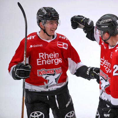 25.08.2023, Köln, Eishockey, Kölnarena2, Testspiel Kölner Haie - SC Bern: Torjubel nach dem 4:2 durch Justin Schütz Kölner Haie Nordrhein-Westfalen Deutschland *** 25 08 2023, Cologne, ice hockey, Kölnarena2, test match Kölner Haie SC Bern goal celebration after the 4 2 by Justin Schütz Kölner Haie Nordrhein Westfalen Germany