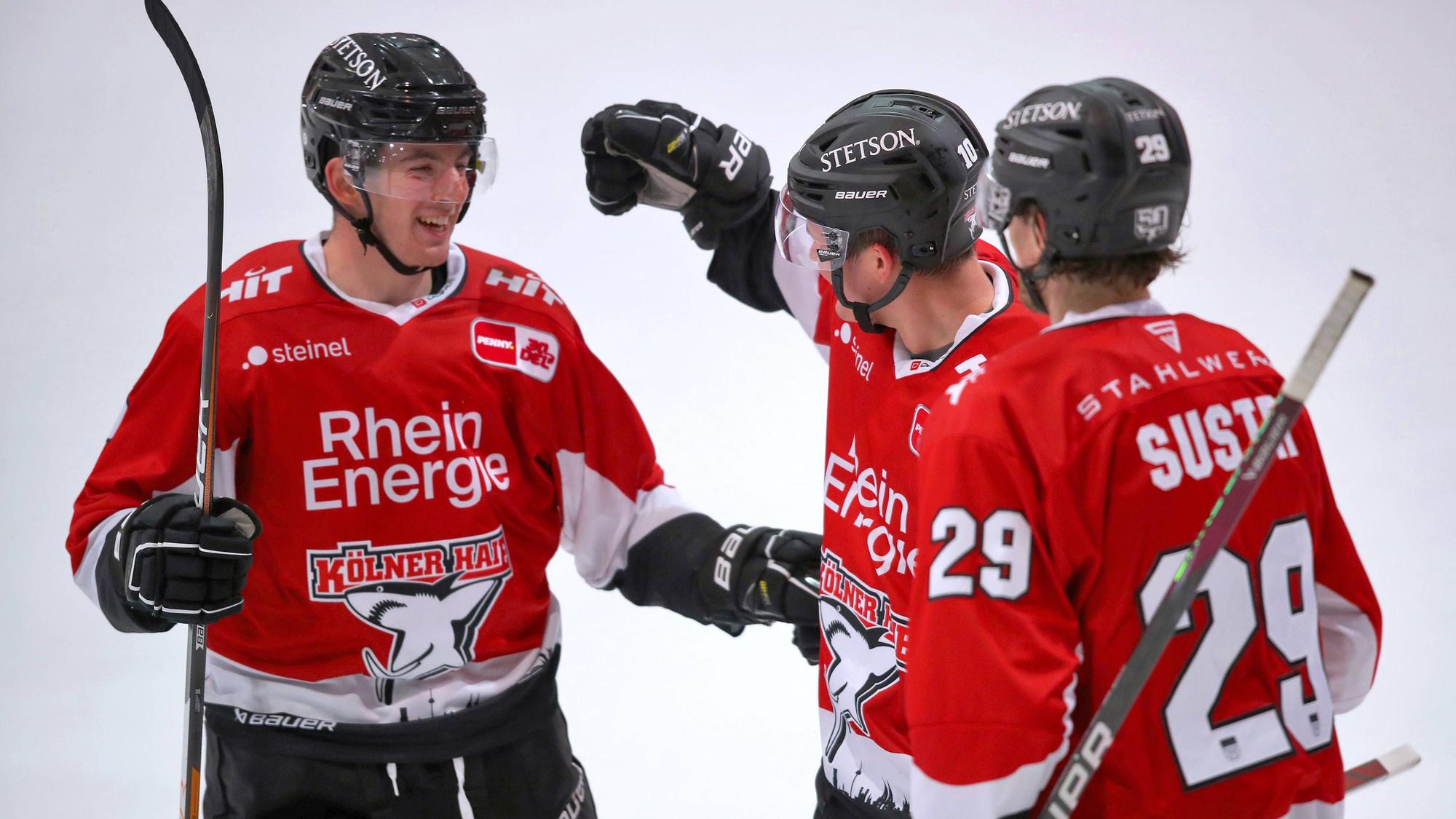 25.08.2023, Köln, Eishockey, Kölnarena2, Testspiel Kölner Haie - SC Bern: Torjubel nach dem 4:2 durch Justin Schütz Kölner Haie Nordrhein-Westfalen Deutschland *** 25 08 2023, Cologne, ice hockey, Kölnarena2, test match Kölner Haie SC Bern goal celebration after the 4 2 by Justin Schütz Kölner Haie Nordrhein Westfalen Germany