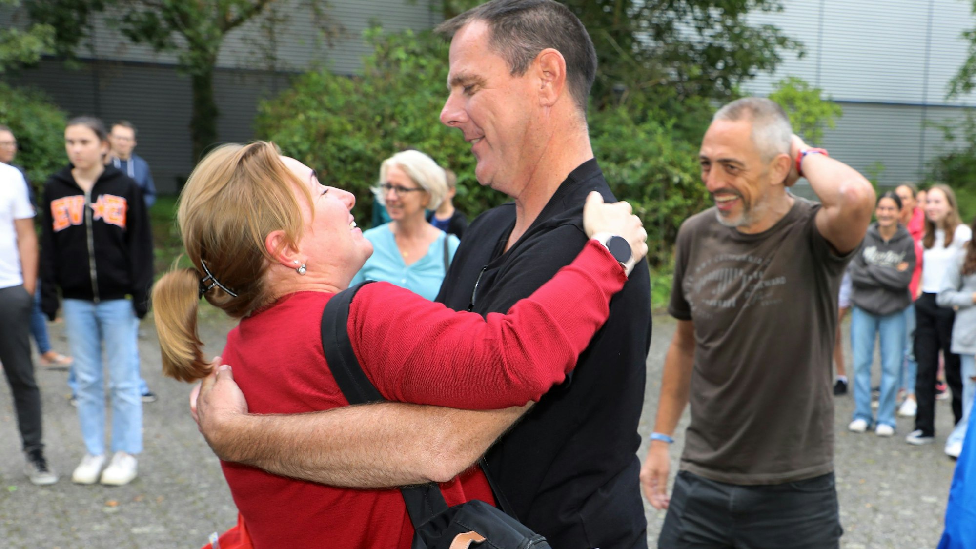 Menschen nehmen sich zur Begrüßung in den Arm.