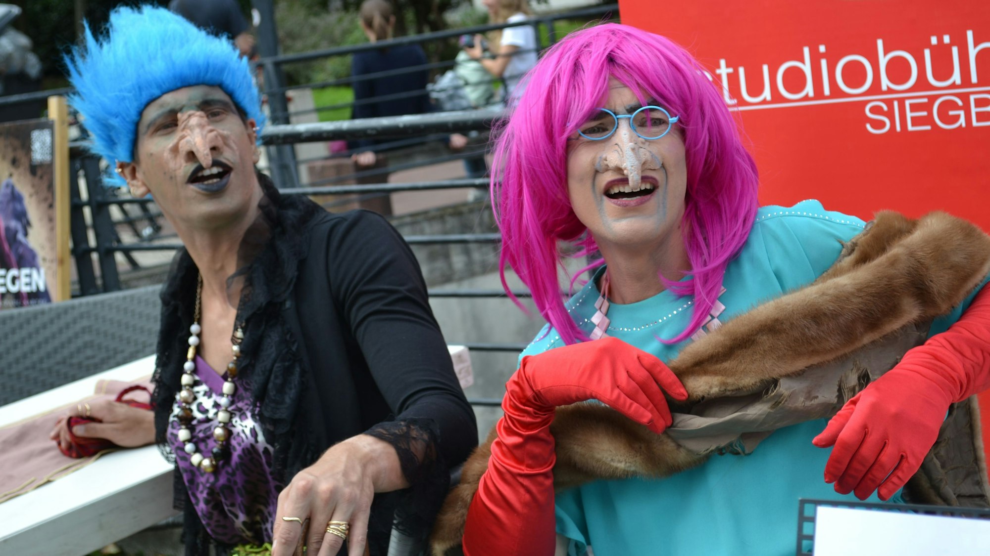 René Böttcher mit violetter Perücke und Christoph Wolf mit pinker Perücke waren als Humperdincks Hexe beim Stadtfest in Siegburg im Einsatz.