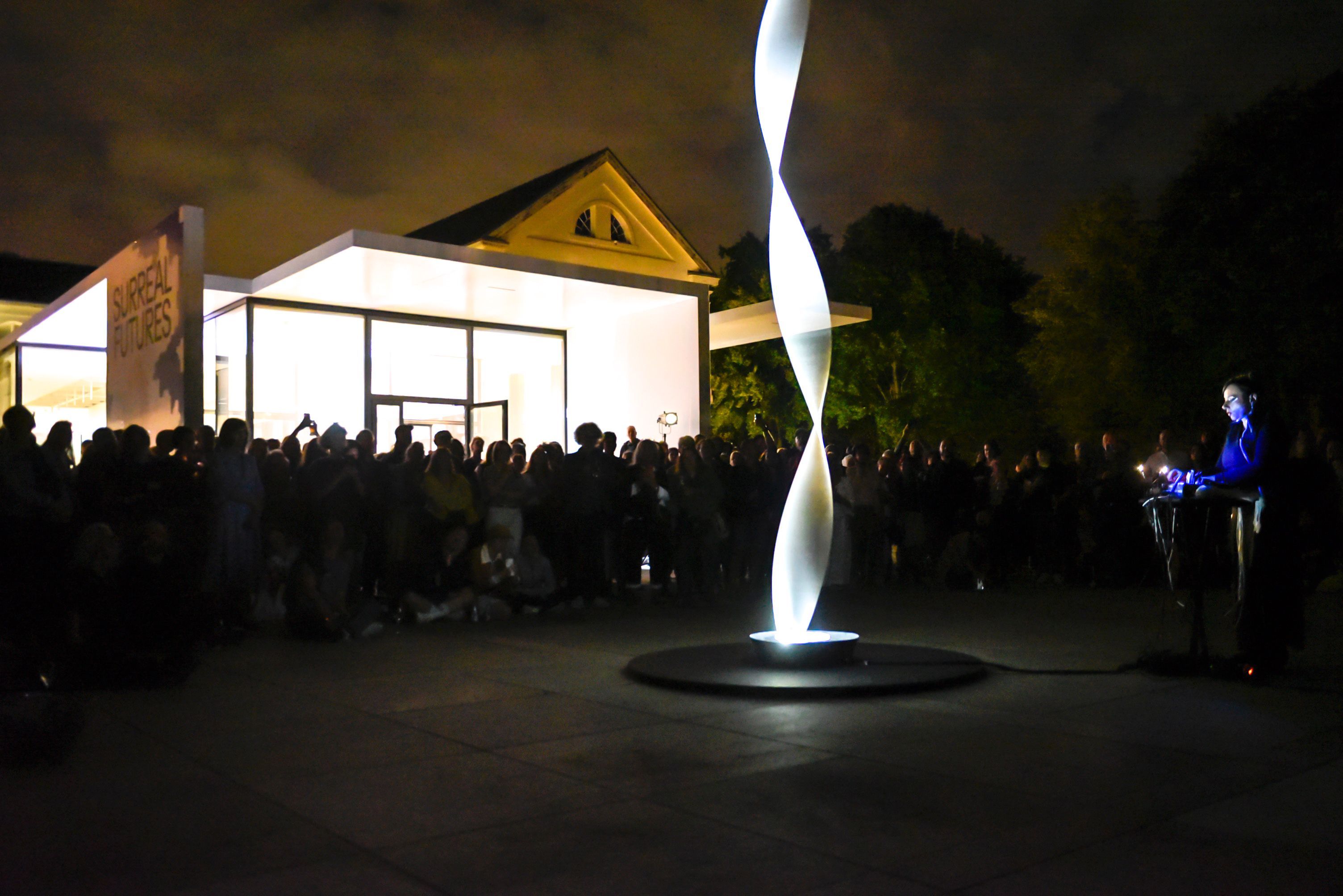Michela Pelusio zeigte einmalig zur Eröffnung der Ausstellungseröffnung „Surreal Futures“ auf dem Vorhof des Max-Ernst-Museums ihre Performance „SpaceTime Helix“.