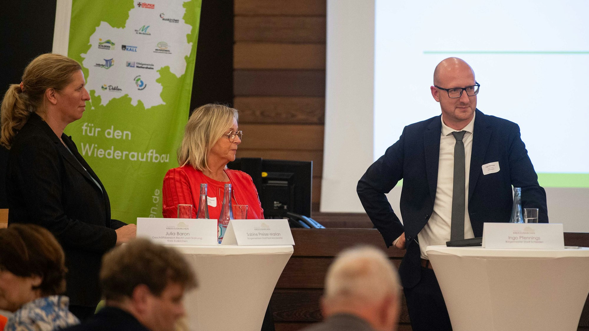 Das Bild zeigt Julia Baron, Sabine Preiser-Marian und Ingo Pfennings an Stehtischen.