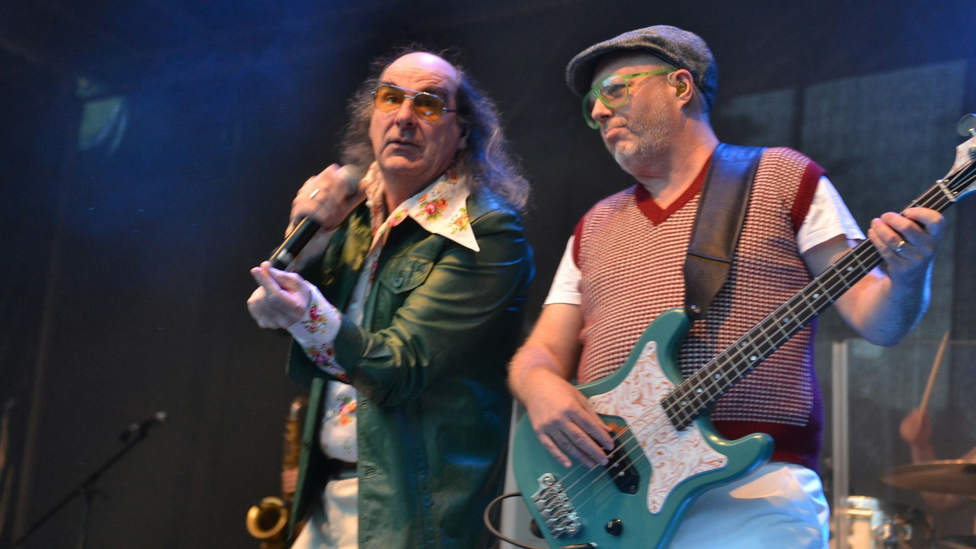 Das Bild zeigt Sänger Guildo Horn und seinen Bassisten.