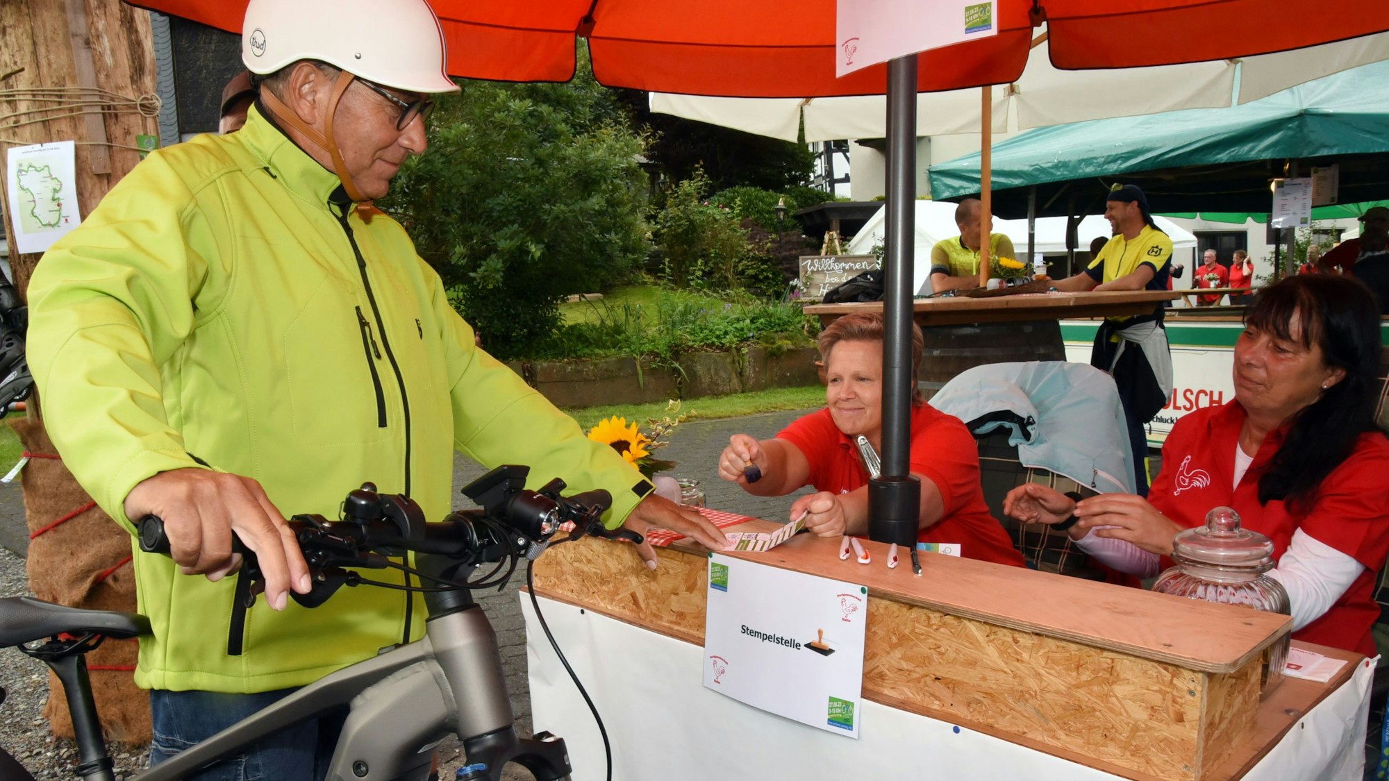 Dorfgemeinschaften, wie die hier in Waldbröl-Hahn, organisierten sechs Raststationen entlang der Strecke, um die Teilnehmenden am Autofreien Sonntag mit Proviant und Stärkungen zu versorgen.