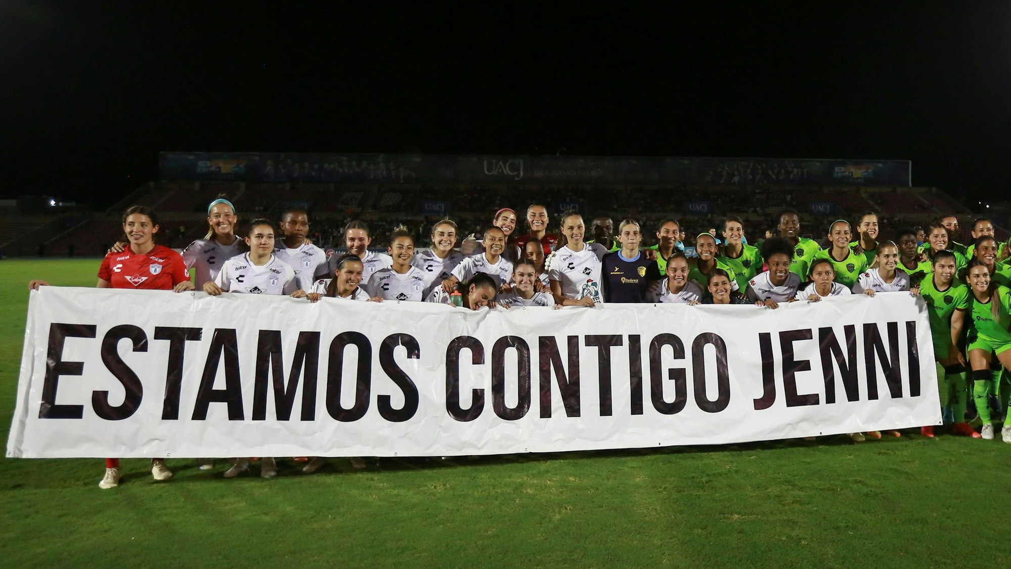 Solidarität in Mexiko am Samstag: Spielerinnen des Frauenfußballvereins Pachuca halten vor Beginn eines Spiels ein Transparent mit der spanischen Aufschrift „Wir sind mit dir Jenni“ hoch.