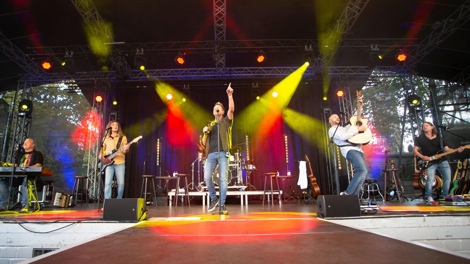 Bester Laune: Die Fans im Tanzbrunnen feierten „ihre“ Bläck Fööss wie immer.
