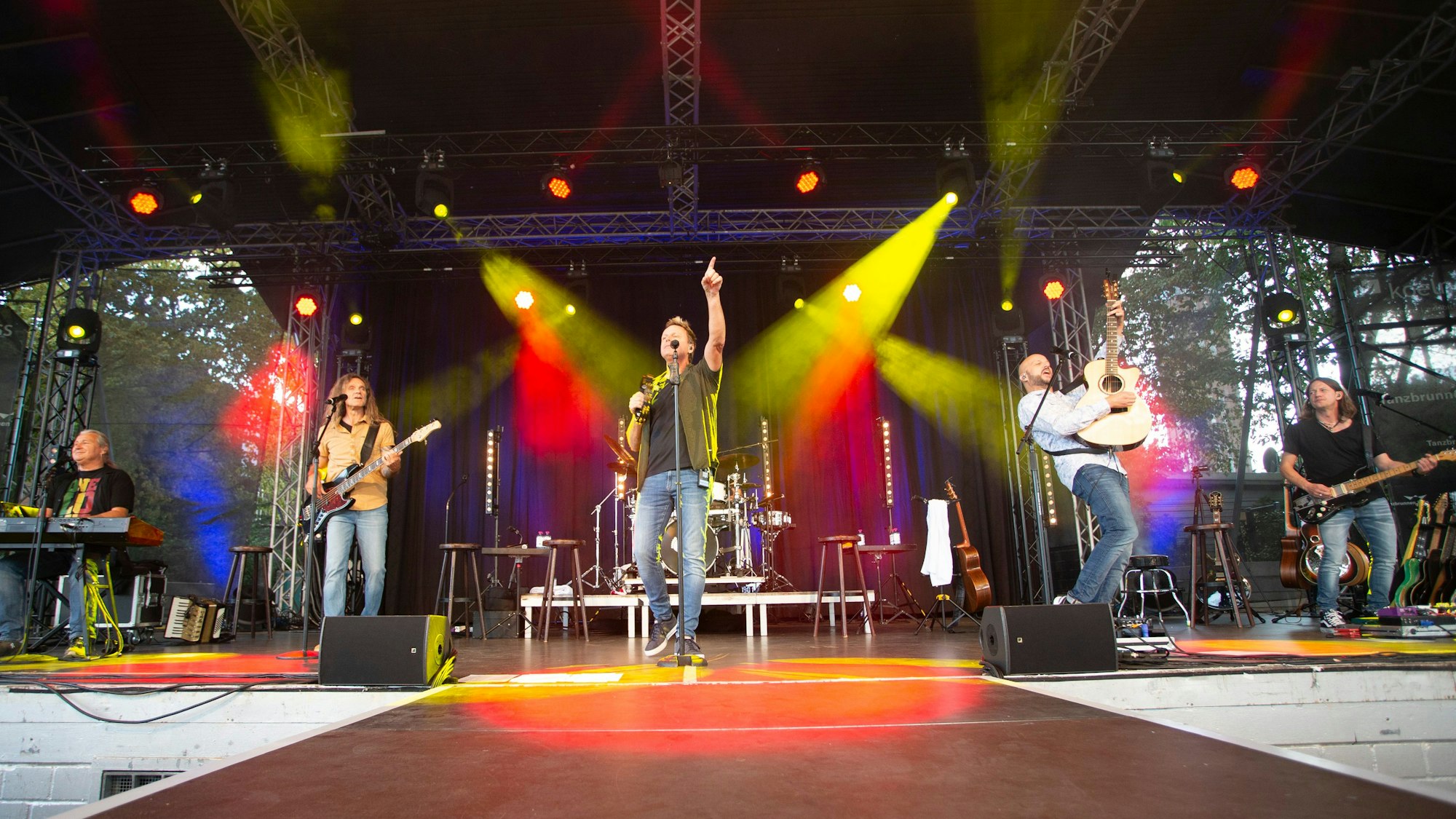Bester Laune: Die Fans im Tanzbrunnen feierten „ihre“ Bläck Fööss wie immer.