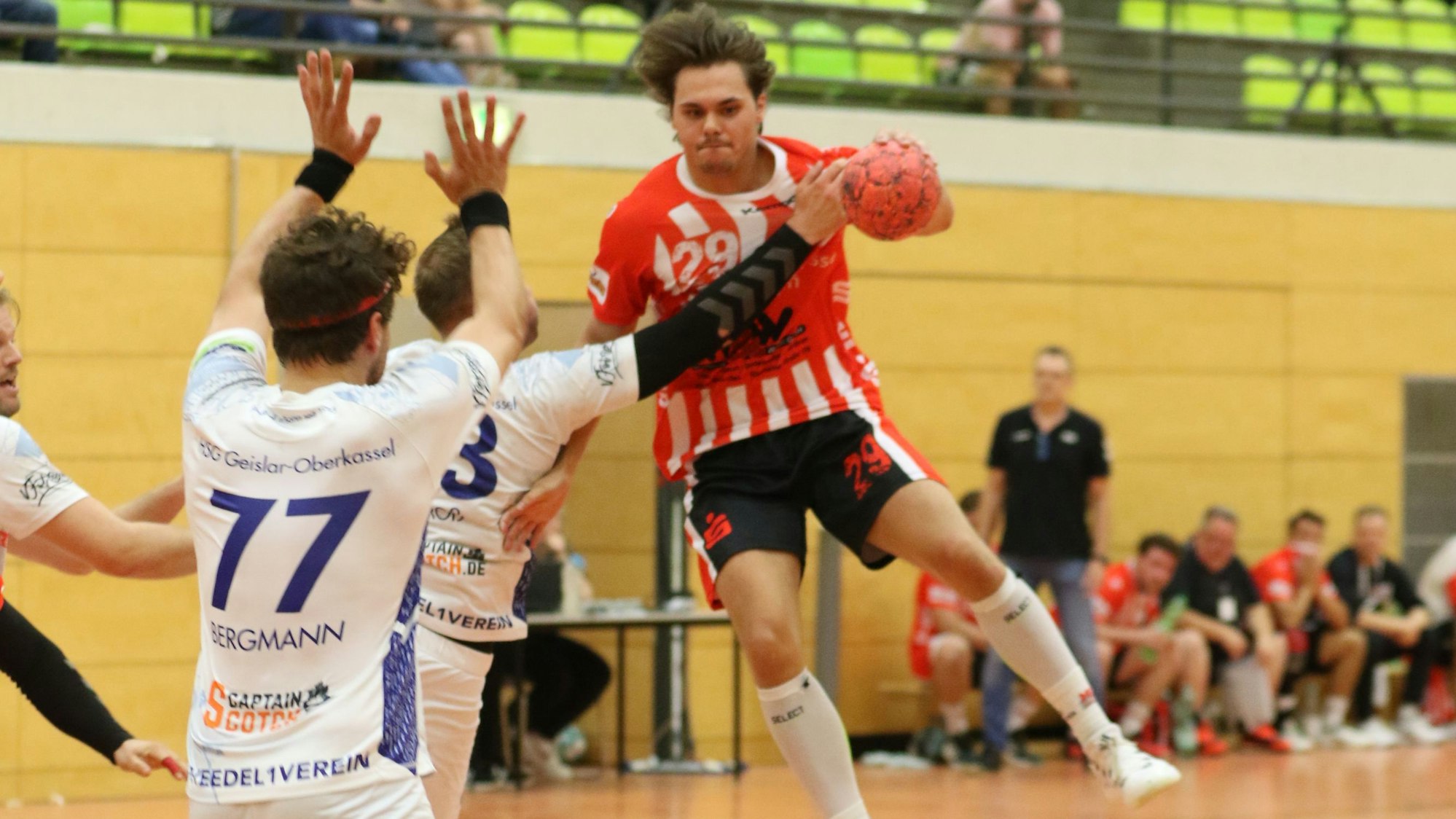 Jarl Schramm wird attackiert.