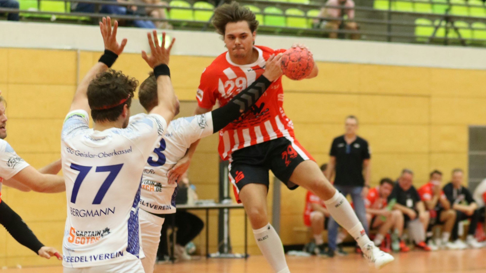 Jarl Schramm wird attackiert.