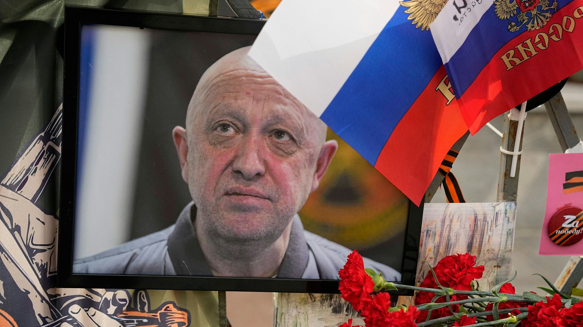 Ein Porträt des russischen Söldnerführers Jewgeni Prigoschin steht an einer informellen Gedenkstelle in der Nähe des Kremls.