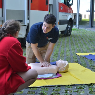 Das Bild zeigt eine Situation aus dem Erste-Hilfe-Lehrgang. Ein Mann übt die Herzdruckmassage.