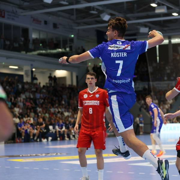 VfL-Handballspieler Julian Köster beim Sprungwurf vor dem gegnerischen Tor.