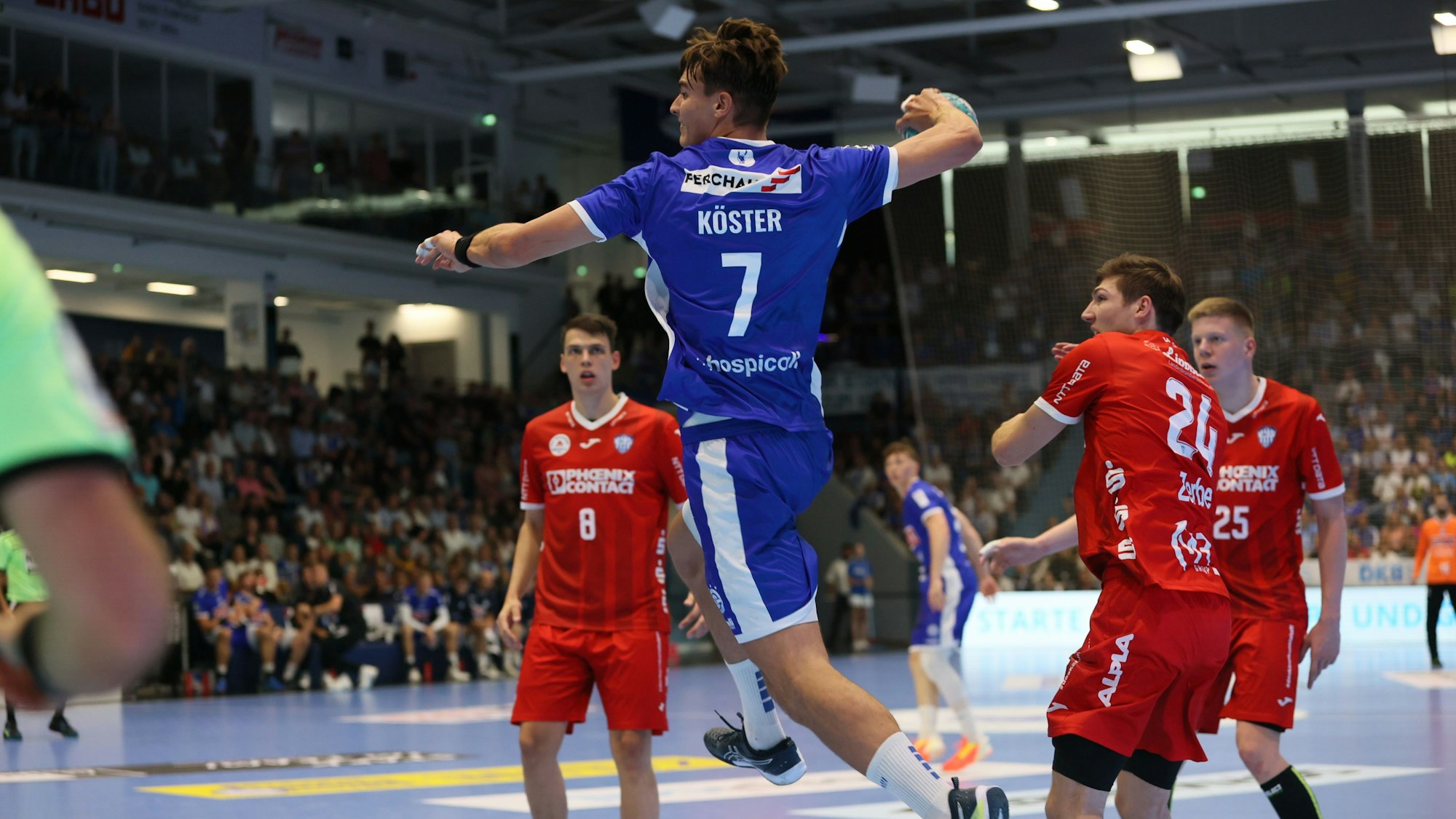 VfL-Handballspieler Julian Köster beim Sprungwurf vor dem gegnerischen Tor.