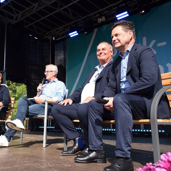 Zum Eröffnungsakt des neugestalteten Wiehlparks gehörte auch ein „Parkgespräch“, an dem Dr. Uwe Moshage (Vorstand Aggerverband, v.l.), Dr. Reimar Molitor (Geschäftsführer der Regionale 2025), Moderator Rainer Kalscheuer (Deutsche Stadt- und Grundstücksentwicklungsgesellschaft), Bartholomäus Labenz (Regierungsbaudirektor der Bezirksregierung Köln) und Wiehls Bürgermeister Ulrich Stücker teilnahmen. Die Männer nahmen dafür auf der Bühne und dort auf Parkbänken Platz.
