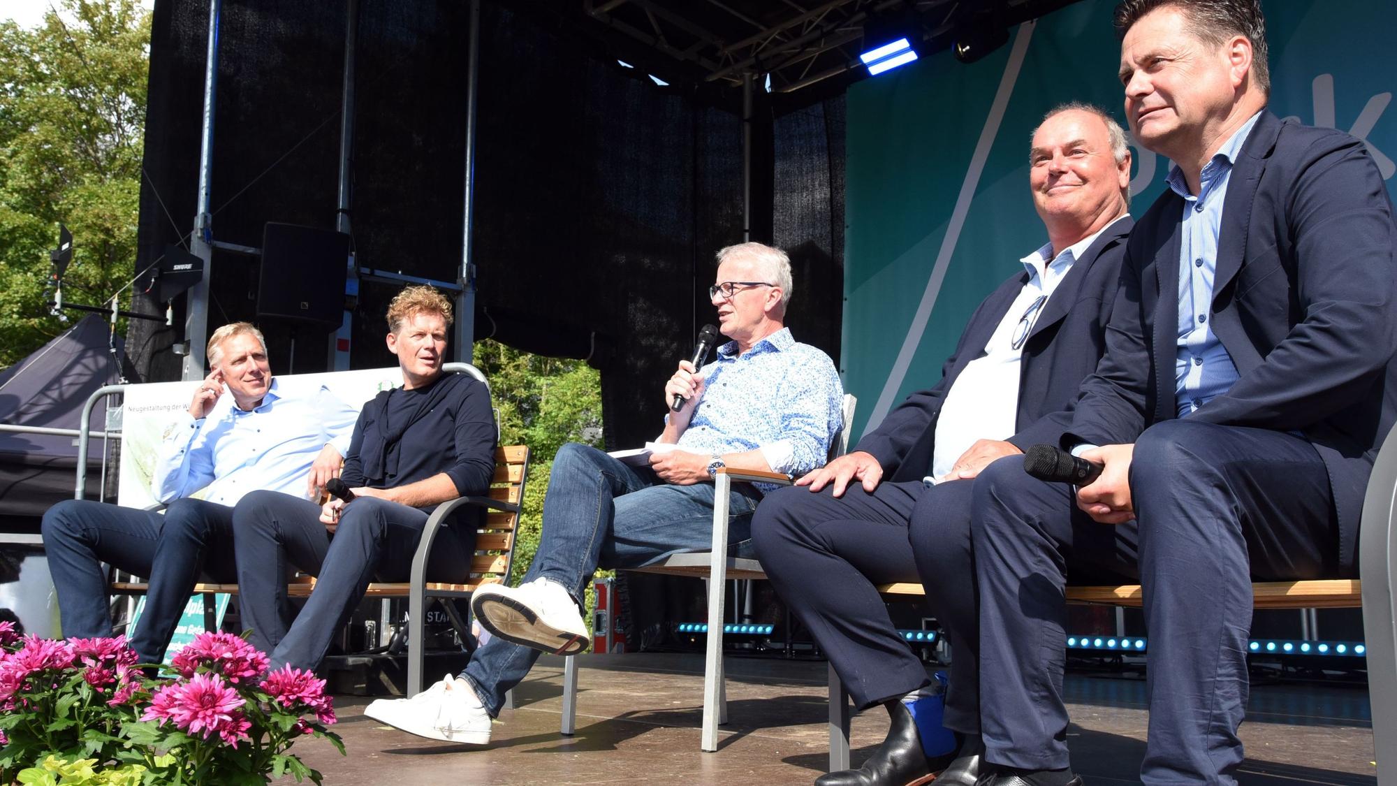 Zum Eröffnungsakt des neugestalteten Wiehlparks gehörte auch ein „Parkgespräch“, an dem Dr. Uwe Moshage (Vorstand Aggerverband, v.l.), Dr. Reimar Molitor (Geschäftsführer der Regionale 2025), Moderator Rainer Kalscheuer (Deutsche Stadt- und Grundstücksentwicklungsgesellschaft), Bartholomäus Labenz (Regierungsbaudirektor der Bezirksregierung Köln) und Wiehls Bürgermeister Ulrich Stücker teilnahmen. Die Männer nahmen dafür auf der Bühne und dort auf Parkbänken Platz.