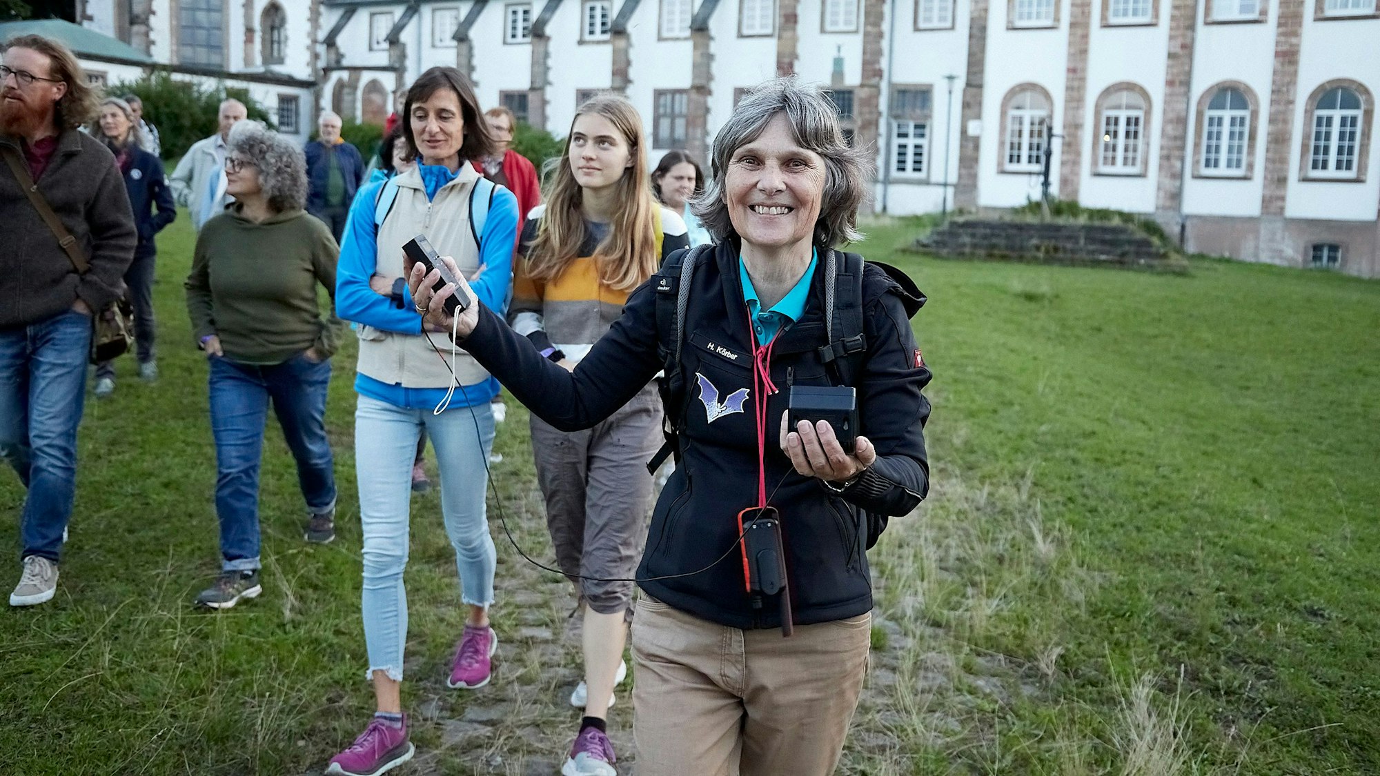 Das Bild zeigt Dr. Henrike Körber mit ihrer Gruppe auf dem Klostergelände.