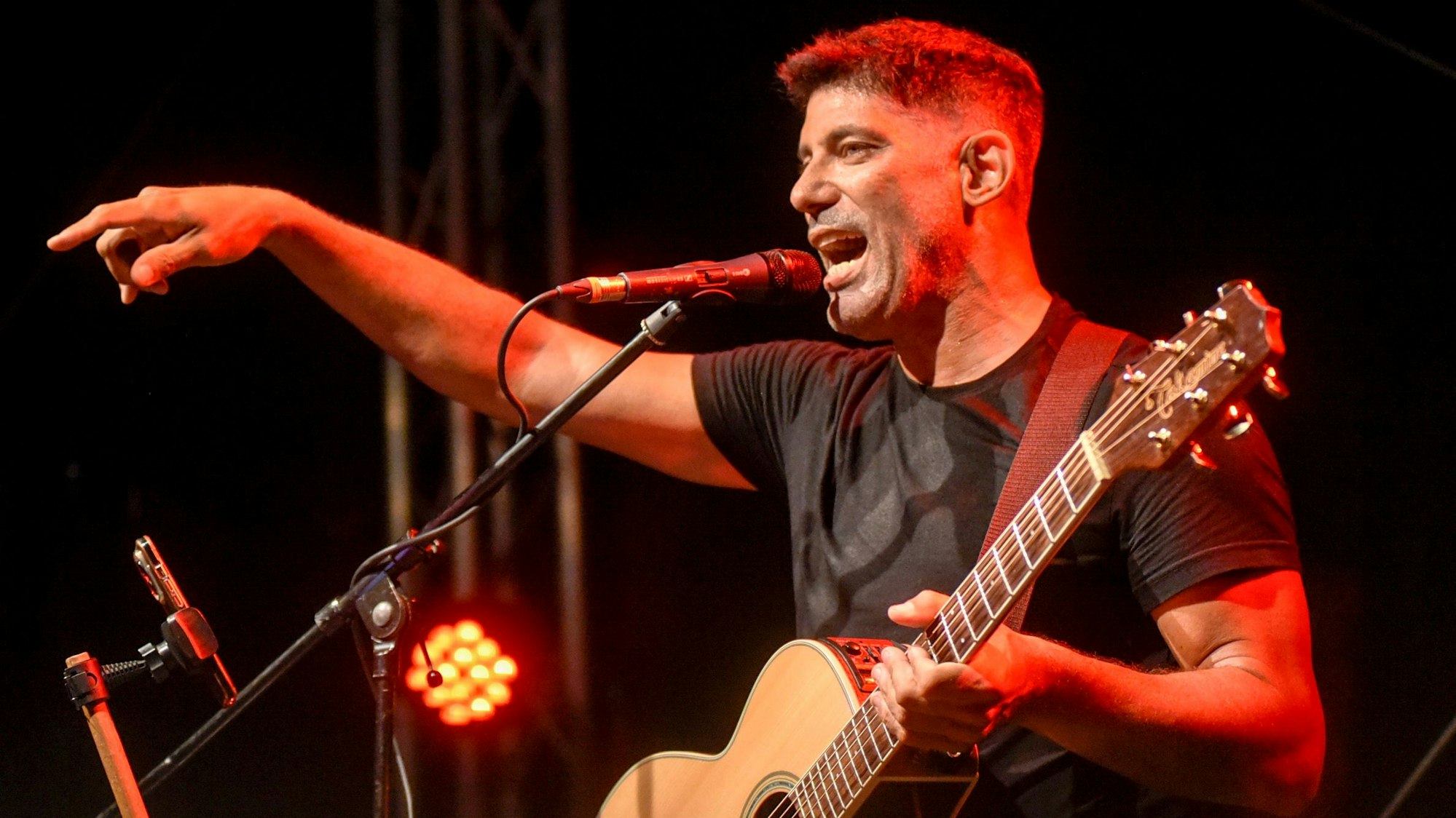 Auf dem Foto ist Raphael „Loopro“ Monsanto zu sehen. Er spielte mit dem Publikum und dem Looper.