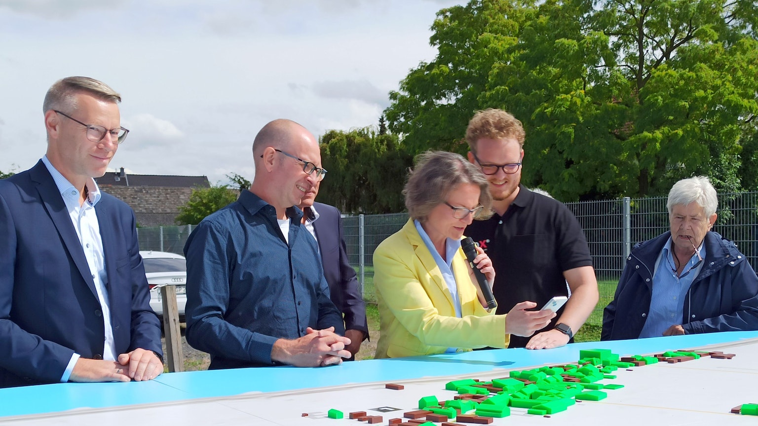 28. August 2023 Bornheim-Widdig. NRW-Heimatministerin Ina Scharrenbach testet das 3D-Modell von "Widdig früher und heute", das anlässlich der 1125-Jahrfeier des Dorfes offiziell vorgestellt wurde. Foto: Frank Engel-Strebel