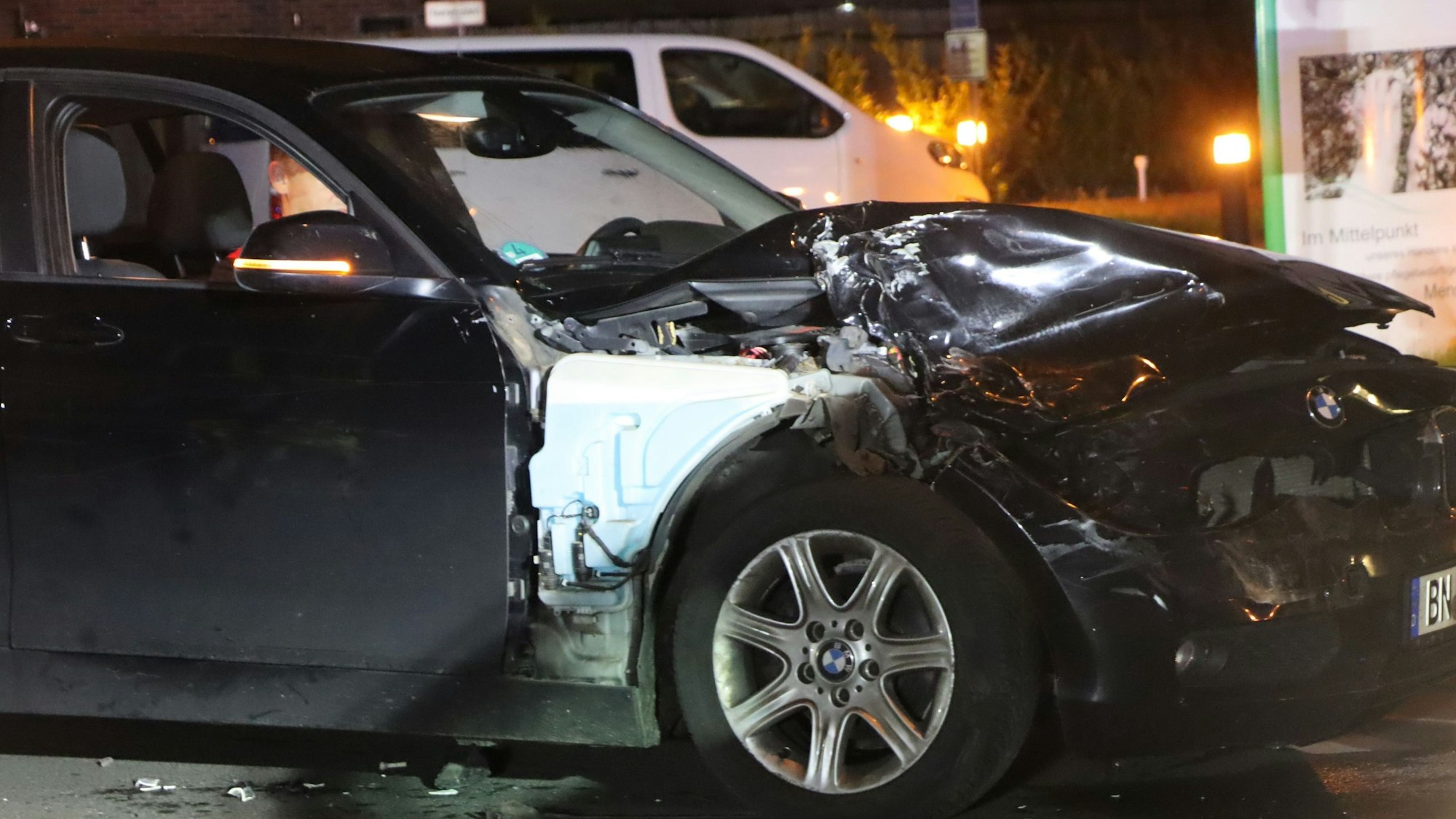 Ein rechts vorne stark verbeulter BMW ist nach einem Unfall zu sehen.