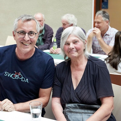 Andreas Wolter und Gisela Neveling sitzen an einem Tisch. Sie berichteten von den Zeiten, als die Grünen im Schleidener Tal gegründet wurden.