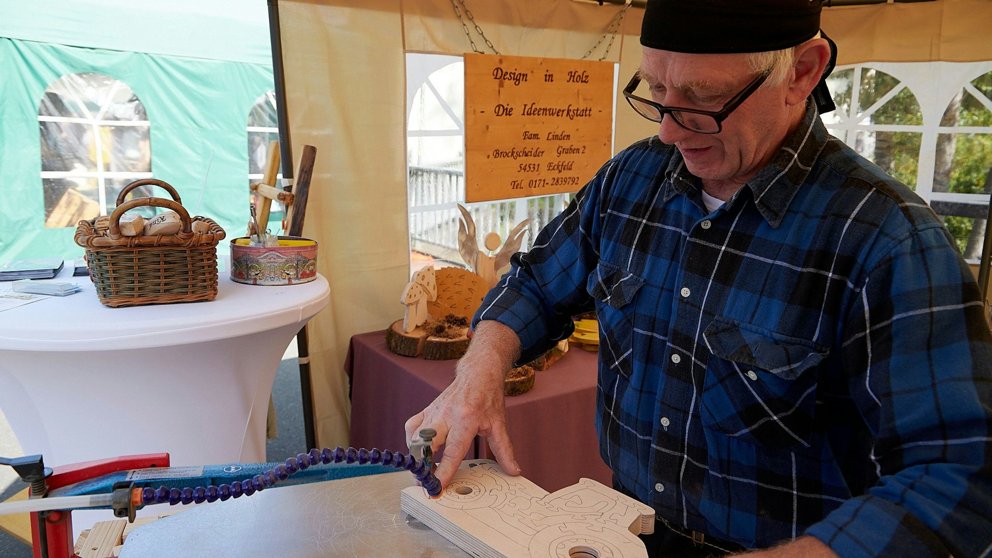 Ein Mann arbeitet an einem Holzstück.