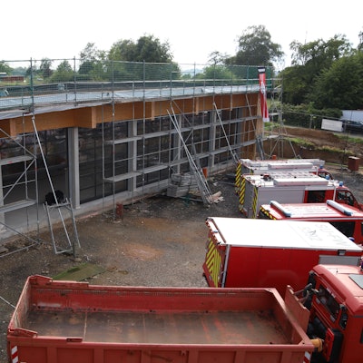 Nach der Fertigstellung des neuen Feuerwehrgerätehauses soll das alte abgerissen und das Kultur- und Heimathaus gebaut werden. Hier der Zustand beim Richtfest im August.