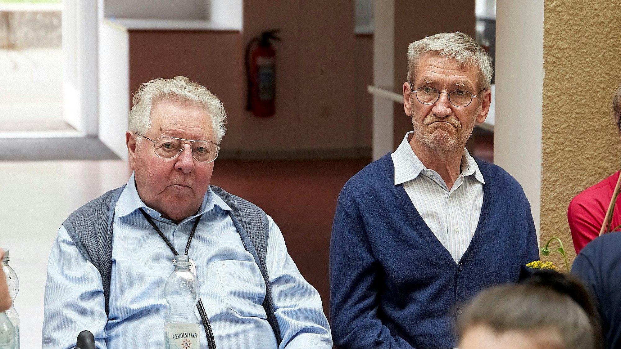 Zu sehen sind Alois Sommer, der ehemalige Bürgermeister von Schleiden (l.), und Eduard Arbach, der als erstes grünes Ratsmitglied in den Schleidener Stadtrat gewählt wurde.