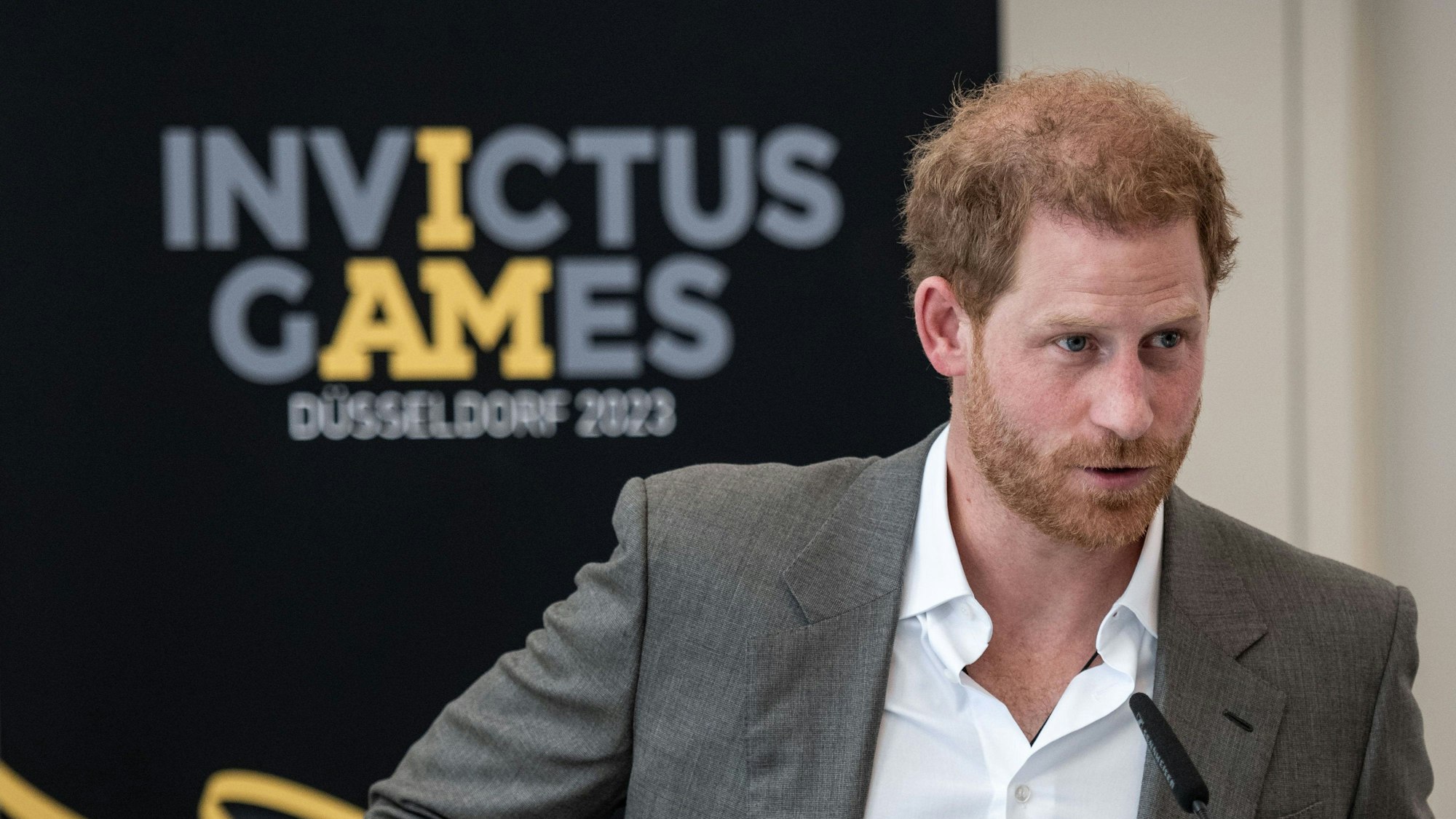ARCHIV - 06.09.2022, Nordrhein-Westfalen, Düsseldorf: Prinz Harry, der Herzog von Sussex, steht im Rathaus und hält eine Rede, um für die «Invictus Games» 2023 zu werben. Prinz Harry wird demnächst zu Gast in der ZDF-Sendung «das aktuelle sportstudio» sein. Das teilte der Mainzer Sender am 28.08.2023 mit. Anlass für den Auftritt am 9. September (ab 23.00 Uhr live im Zweiten) sind die Invictus Games. (zu dpa "Prinz Harry zu Gast im «aktuellen sportstudio») Foto: Fabian Strauch/dpa +++ dpa-Bildfunk +++